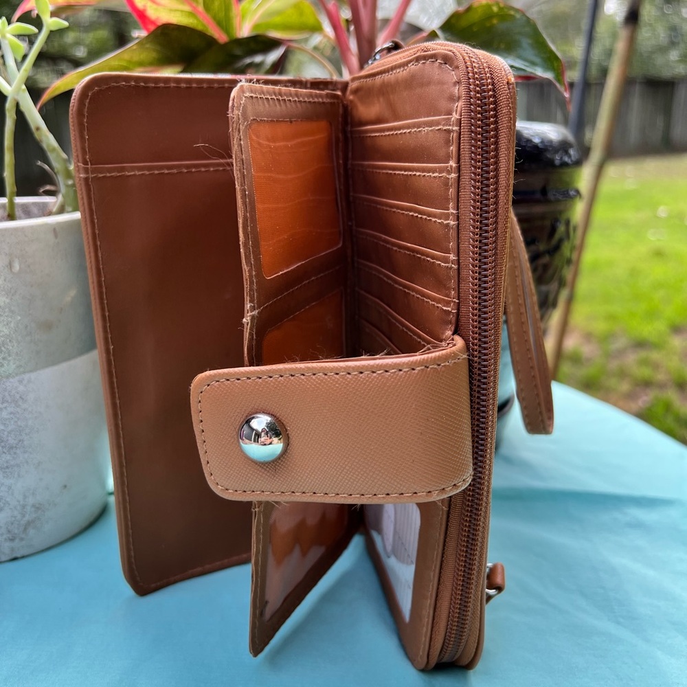 Wallet/wristlet - Picture 4 of 7